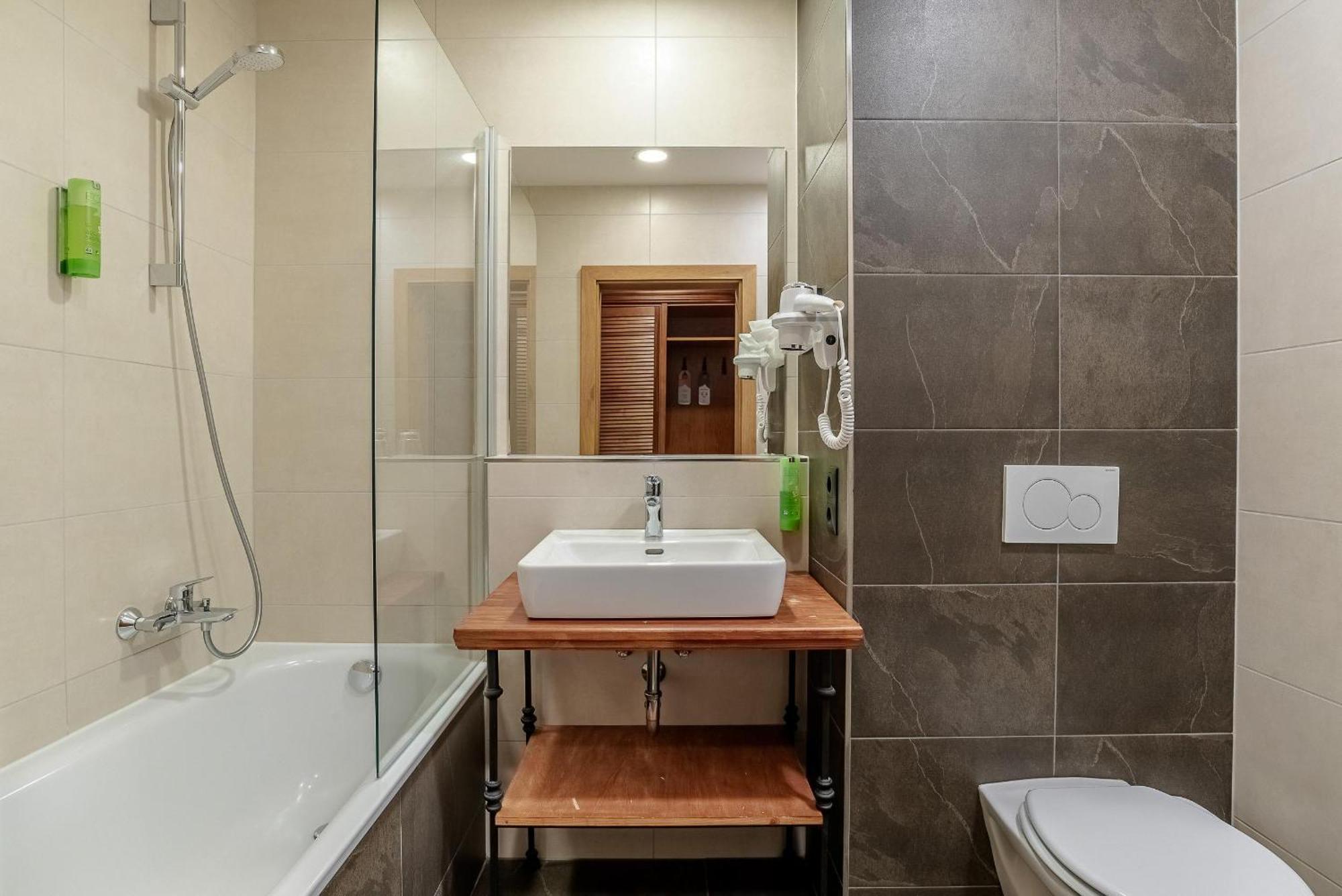 Twin Room Bath